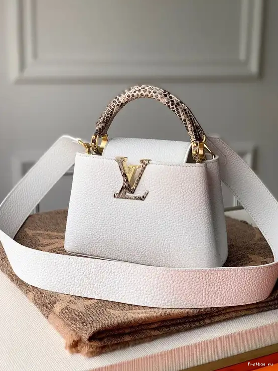 First bag ru LOUIS CAPUCINES VUITTON MINI 0318