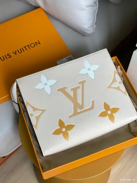 First bag ru 26 VUITTON LOUIS POUCH TOILETRY 0319