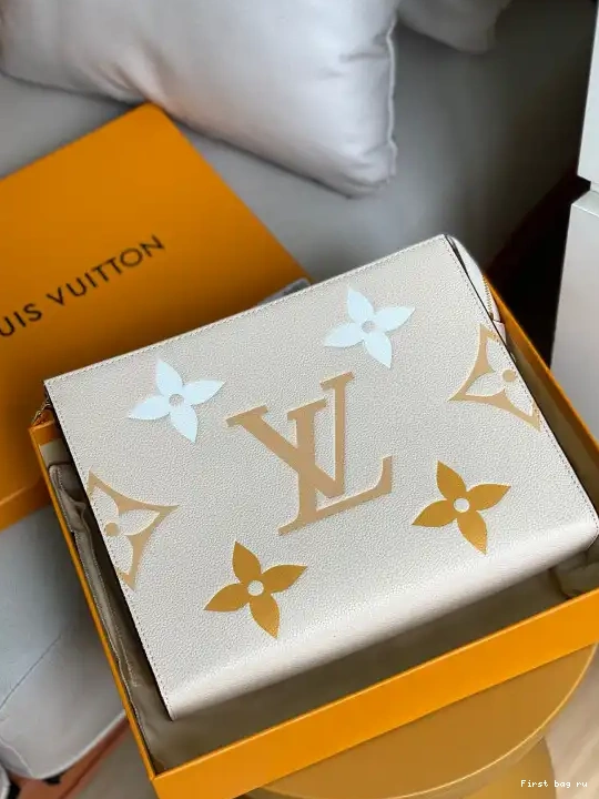 First bag ru 26 VUITTON LOUIS POUCH TOILETRY 0319