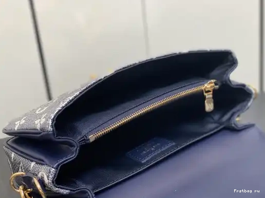 First bag ru LOUIS EAST VUITTON METIS WEST POCHETTE 0318