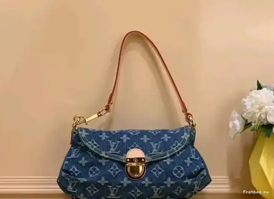 VUITTON LOUIS PLEATY HANDBAG 0319